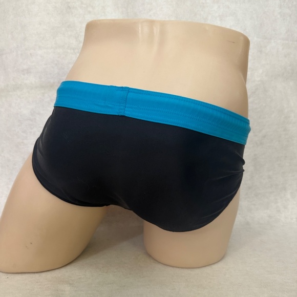 JM Pouch Swim Briefs Medium 32 Gently worn 80% nylon / 20% spandex Lined crotch - Picture 3 of 4